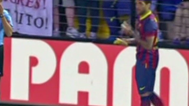 Photo of Dani Alves eats banana thrown at him during soccer match