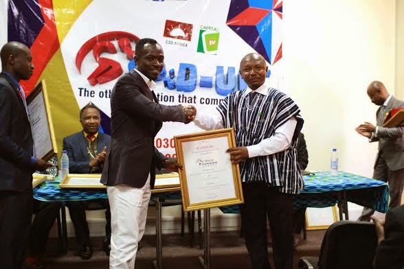 Photo of Okyeame Kwame receives award for outstanding performance in the music industry