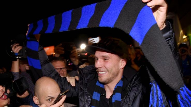 Photo of Arsenal forward Lukas Podolski arrives in Milan to make Inter move