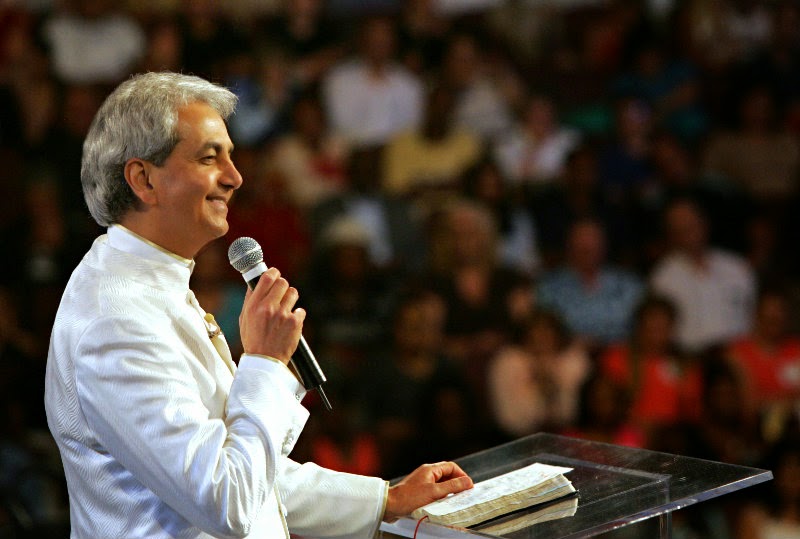 Photo of Televangelist Benny Hinn Suffers Heart Attack After Trip to Brazil; Family Asks for Prayers as He Recovers in Hospital