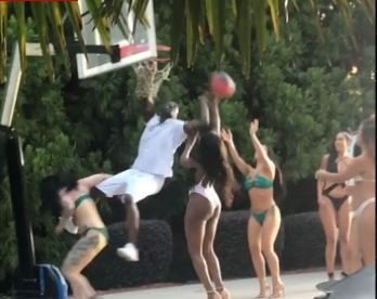 Photo of Video: Akon Plays Basketball With Women In Hot Bikini