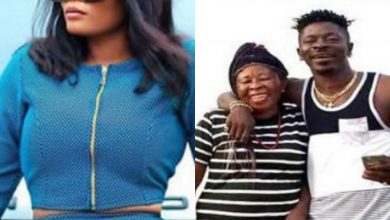 Photo of Magluv Kneels To Beg Shatta Wale’s Mother For Forgiveness After She Allegedly Called Her A Witch (+Video)