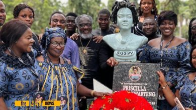 Photo of Family Members Of Ebony Reigns Lay Wreath On Her Grave To Mark Fourth Anniversary After Her Demise (+Photos)