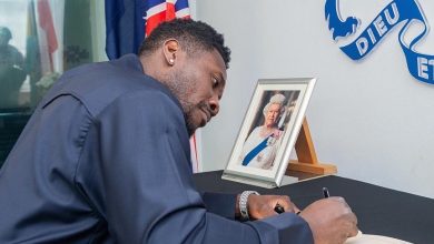 Photo of Photos: Famous Ghanaian Footballer, Asamoah Gyan Signs Book Of Condolence For Queen Elizabeth II