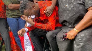 Photo of Akwaboah Jnr. Overwhelmed With Tears As He Lays Father To Rest